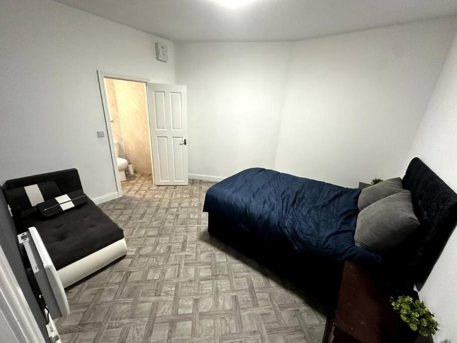 - une chambre avec un lit et un canapé dans l'établissement 1 bedroom kitchen Flat, à Nottingham