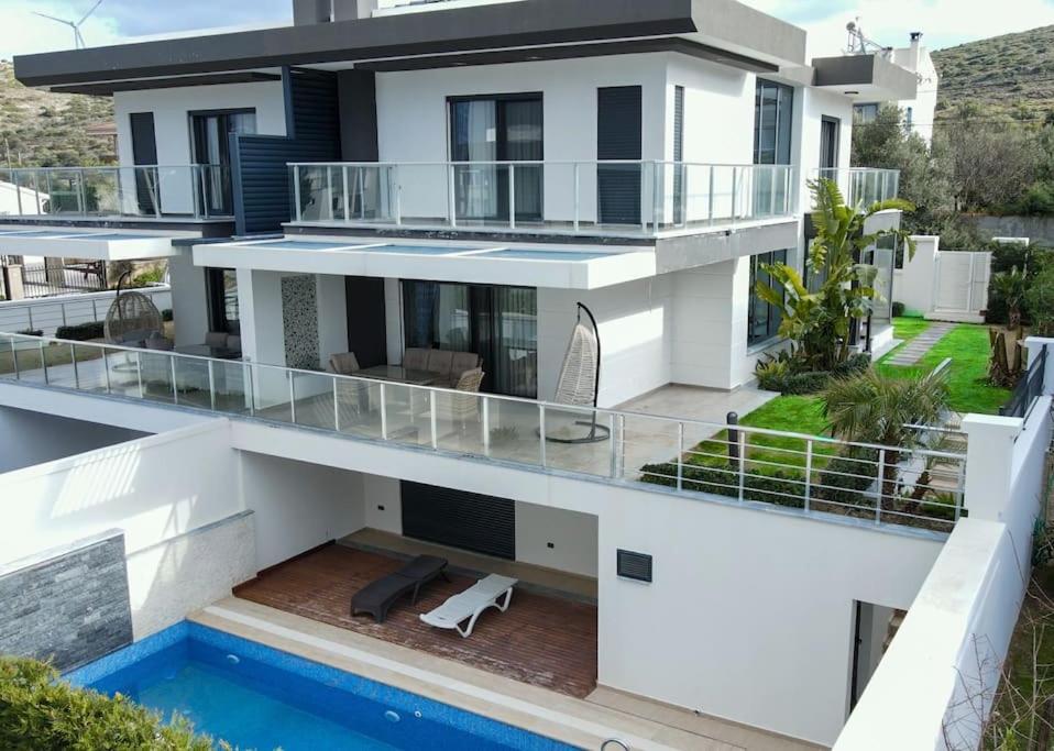 an aerial view of a house with a swimming pool at Çeşmede sakin lüks havuzlu villa in Çeşme