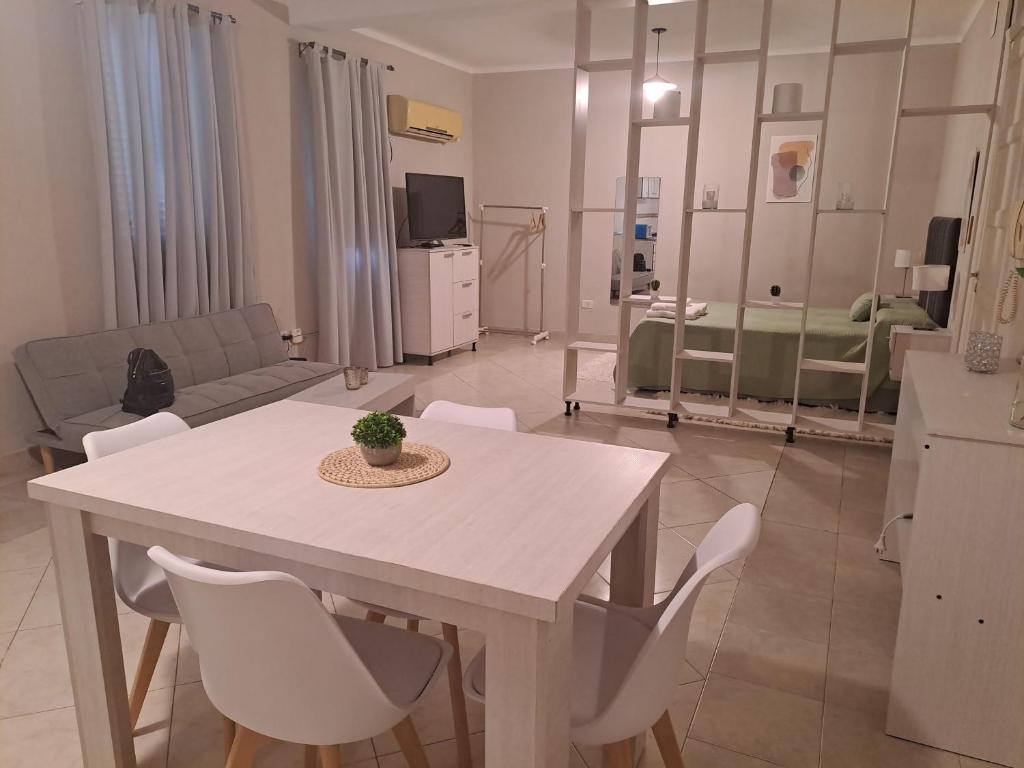 ein Wohnzimmer mit einem weißen Tisch und Stühlen in der Unterkunft Asturias in Presidencia Roque Sáenz Peña