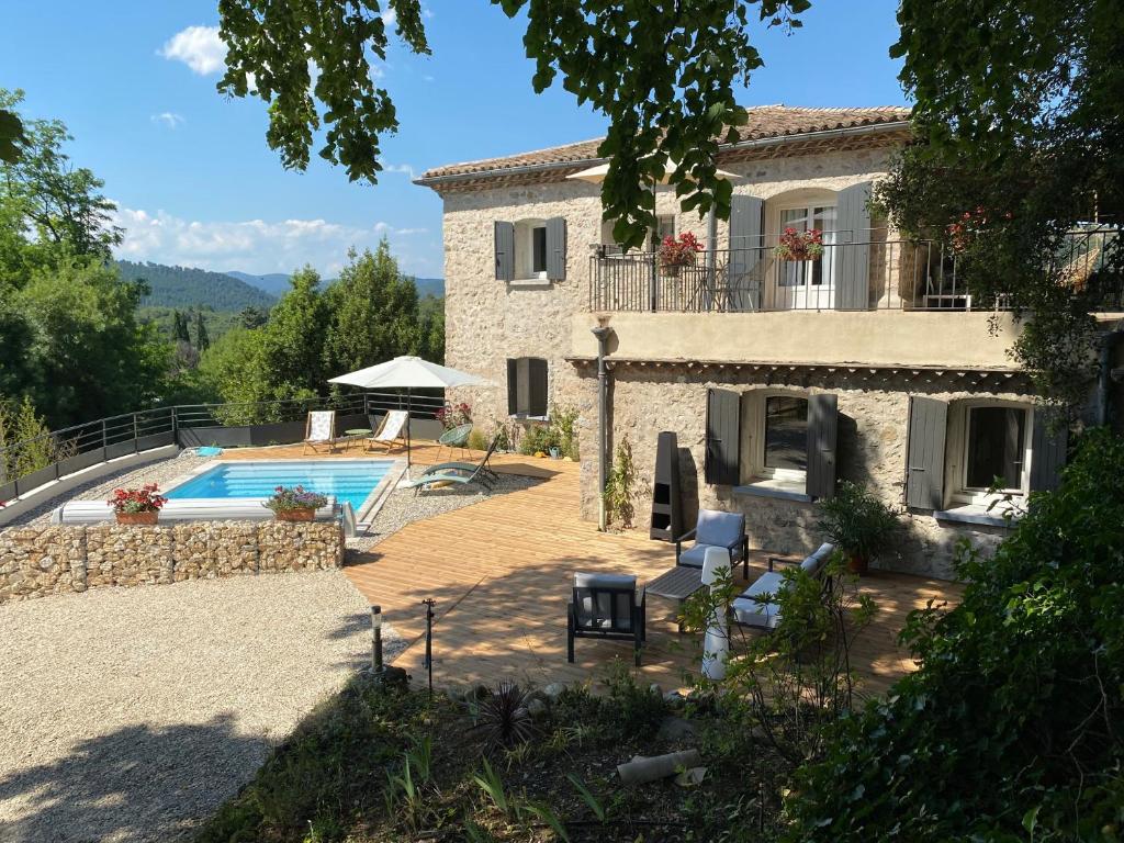 une villa avec une piscine et une maison dans l'établissement Chambres d'Hôtes La Bastide St Julien, à Anduze