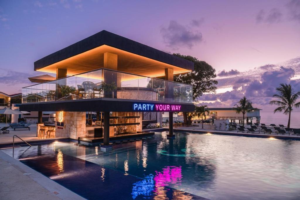 セントジョンズにあるRoyalton CHIC Antigua, An Autograph Collection All-Inclusive Resort - Adults Onlyの目の前にスイミングプールがある建物