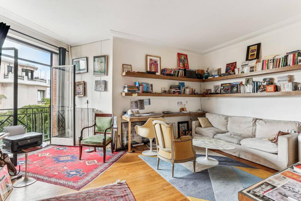 un salon avec un canapé et une table dans l'établissement Boulogne proche Roland Garros - 2 chambres, à Boulogne-Billancourt