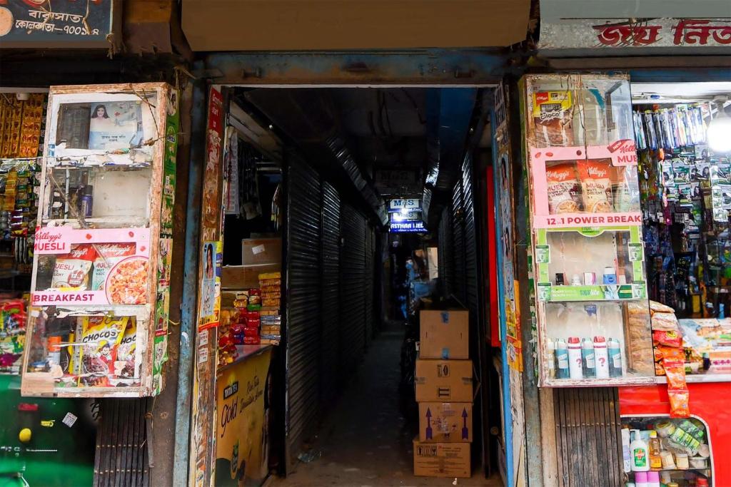 una tienda con puertas abiertas en un mercado con cajas en Super OYO Anandalok Guest House en Calcuta