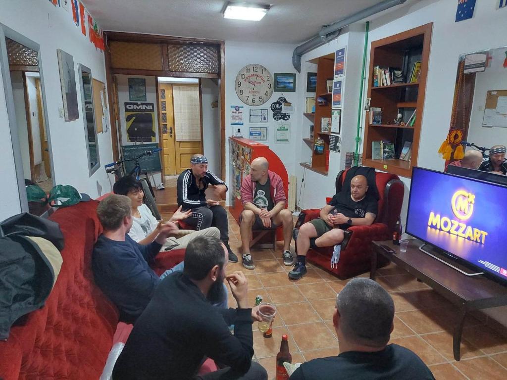 TV a/nebo společenská místnost v ubytování Sunset Lake hostel