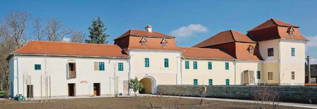 Ugron Kastély Fiatfalva / Ugron Castle - Housity