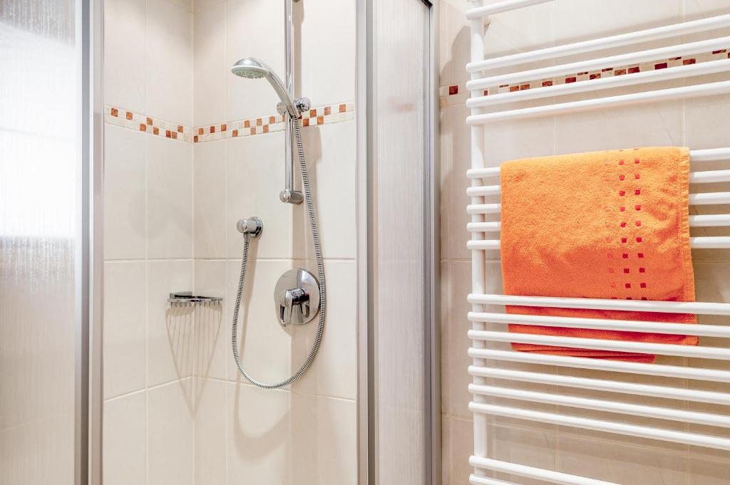 A bathroom at Ferienhaus Apart Sonnzeit