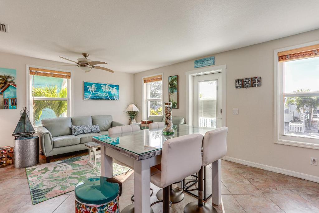 Posezení v ubytování South Hutchinson Island Cottage with Beach Access!