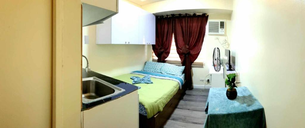 マニラにあるMa. CRISTINAのベッド1台とシンク付きの小さな客室です。