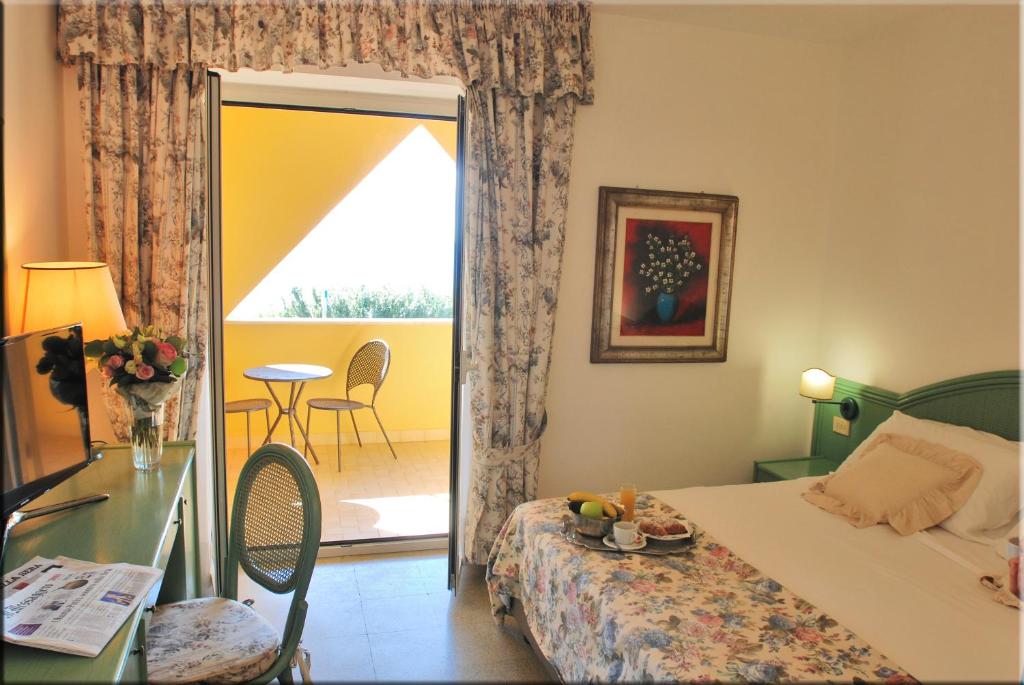 Postel nebo postele na pokoji v ubytování Hotel Lido Garda