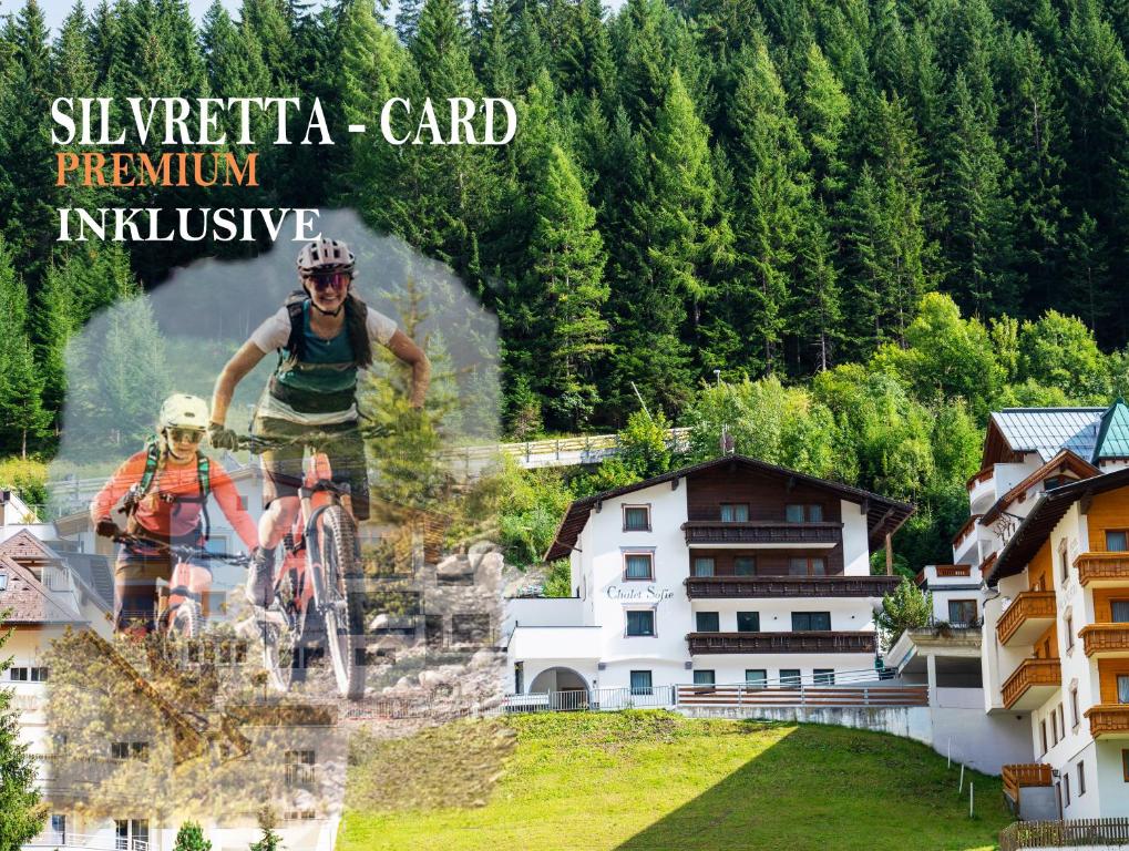 dwie osoby jadące na rowerach z górki w wiosce w obiekcie Chalet Sofie w mieście Ischgl