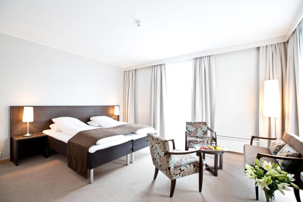 Un pat sau paturi într-o cameră la Bryne Hotell