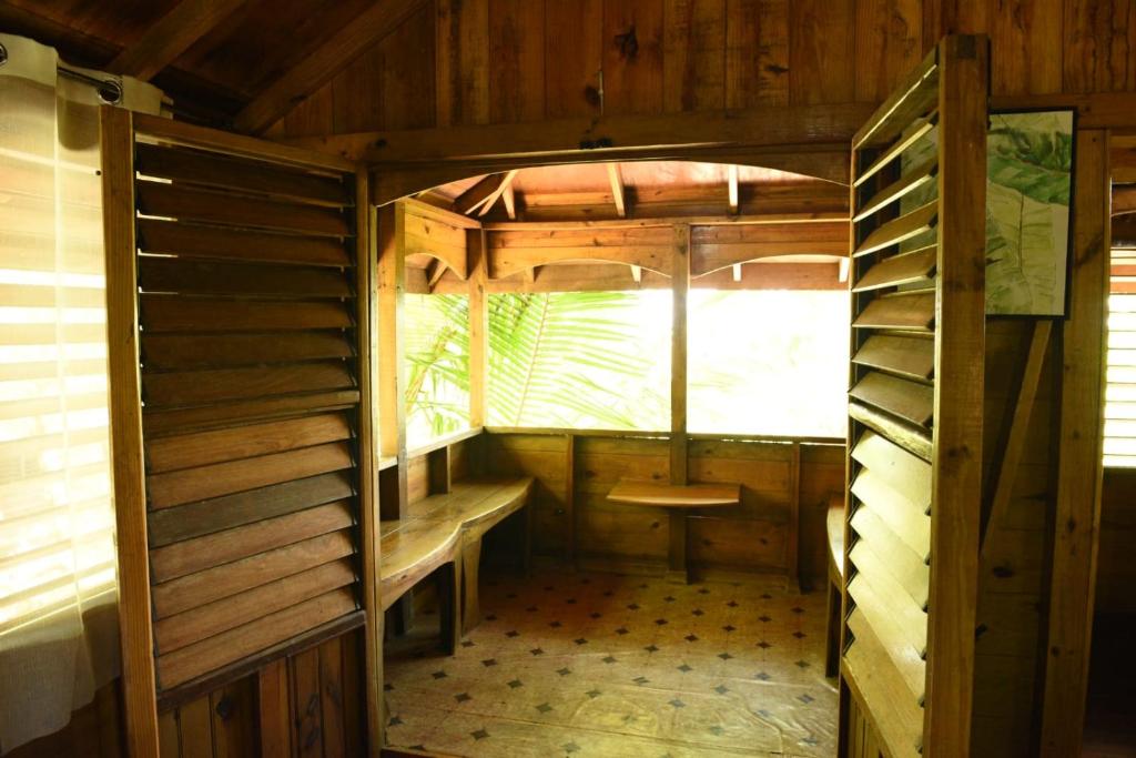 Palanda nebo palandy na pokoji v ubytování Somali Jungle Eco Lodge and Cabins