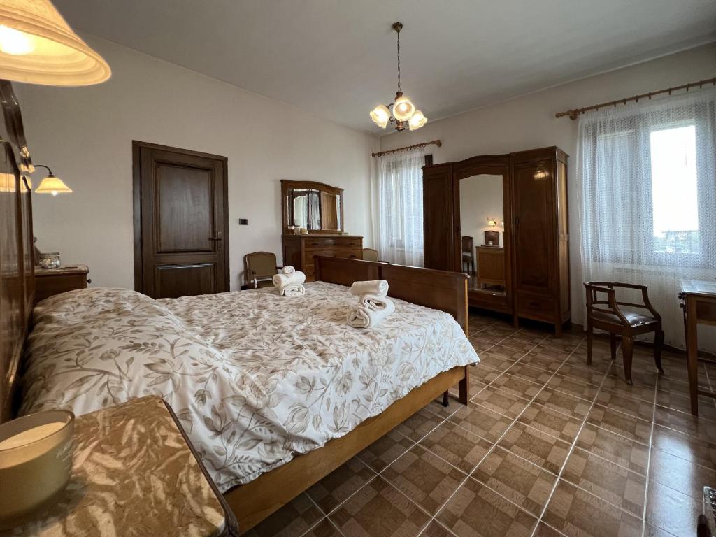 una camera con un grande letto e un tavolo di Ca'Mia - Rooms a Porto Tolle