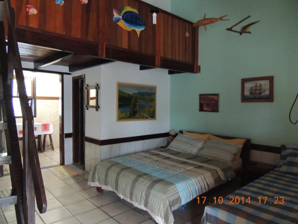 1 dormitorio con 1 cama en una habitación en Patricio's Chalés Ilhabela, en Ilhabela