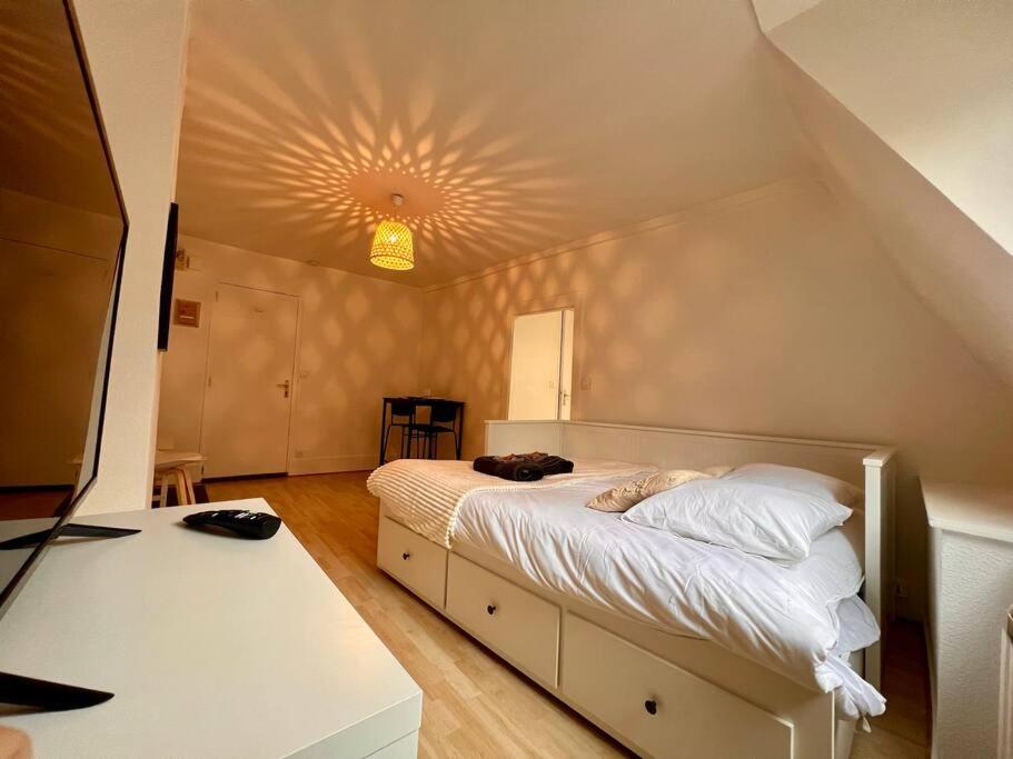 - une chambre avec un lit au plafond dans l'établissement Appartement 2 prsn Au pied de la Citadelle, à Besançon