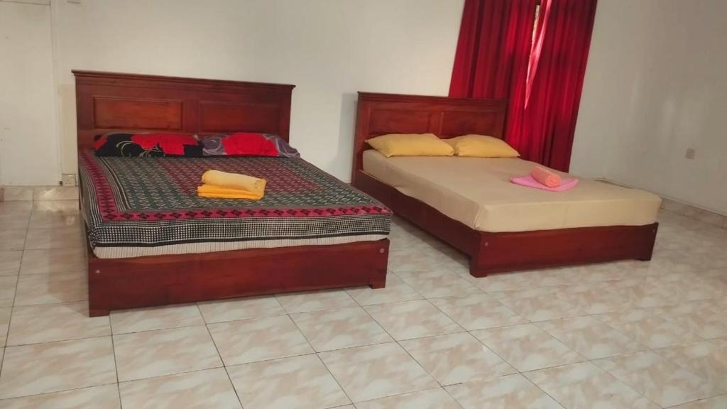 dwa łóżka w pokoju z dwoma w obiekcie Hotel City Light Budget w Kolombo