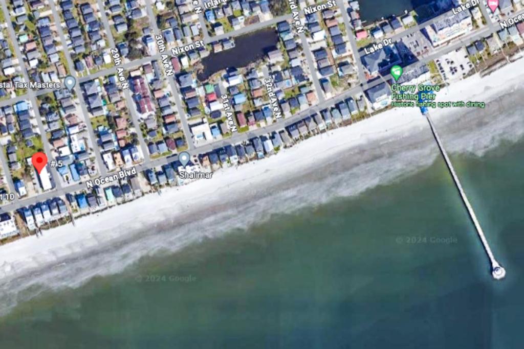 um mapa de uma praia com uma cidade ao fundo em Seaward Villas 5 em Myrtle Beach