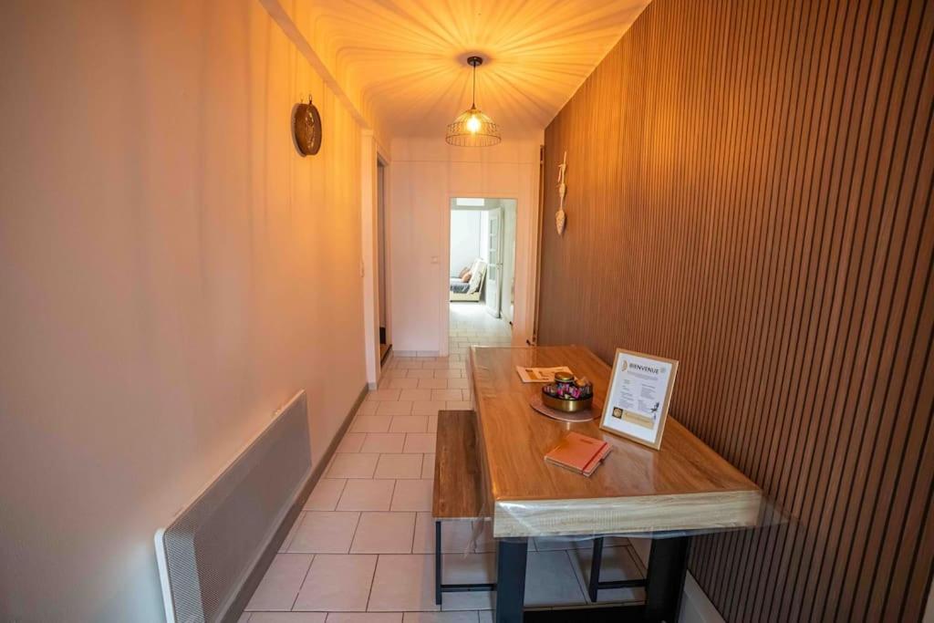 a hallway with a wooden table in a room at ginalia cottage in Éclaron