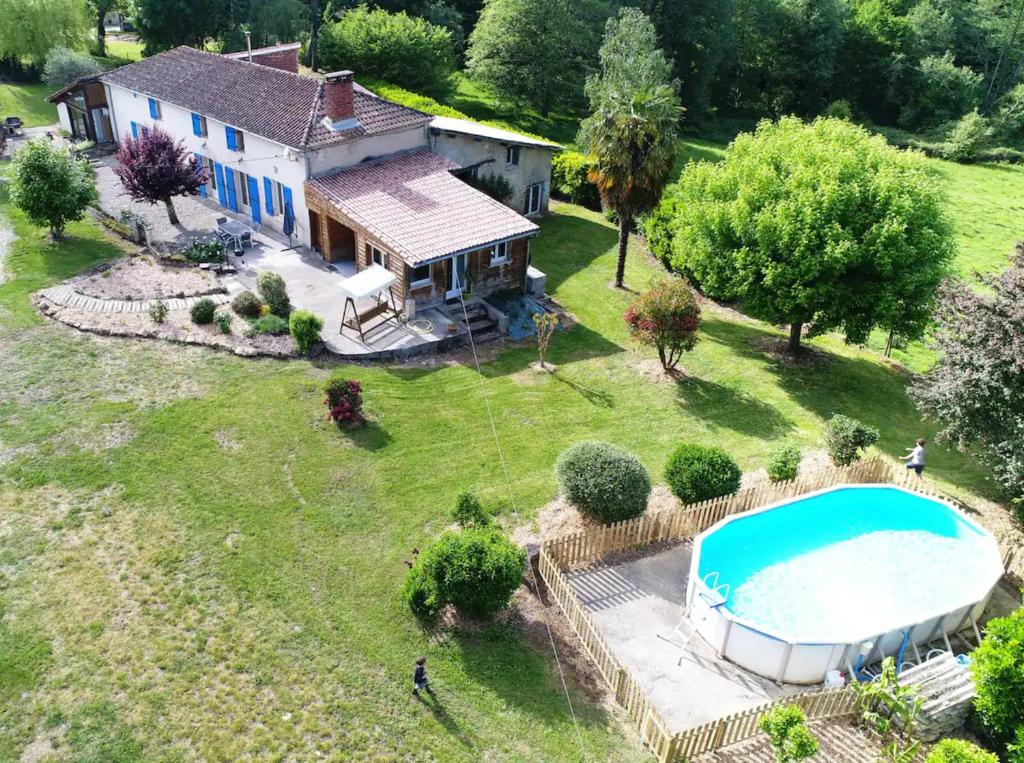 una vista aérea de una casa y una piscina en Gîte Le Laurentin, en Saint-Laurent-du-Plan