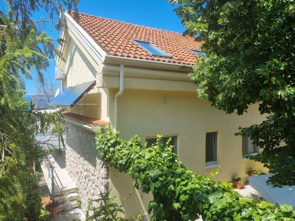 Budova, v ktorej sa apartmán nachádza