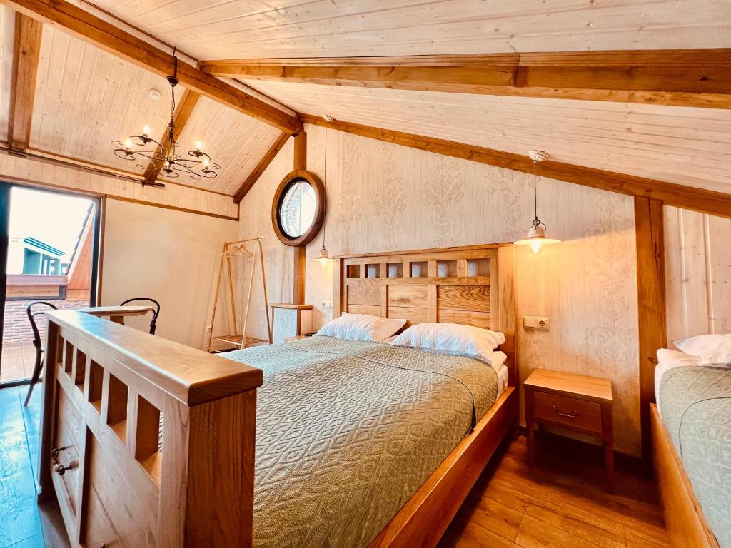 1 dormitorio con 2 camas en una casa en VinoOdor - ვინოოდორ, en Telavi