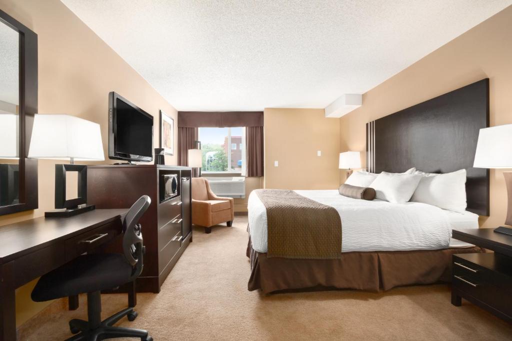Postel nebo postele na pokoji v ubytování Days Inn by Wyndham Calgary Northwest