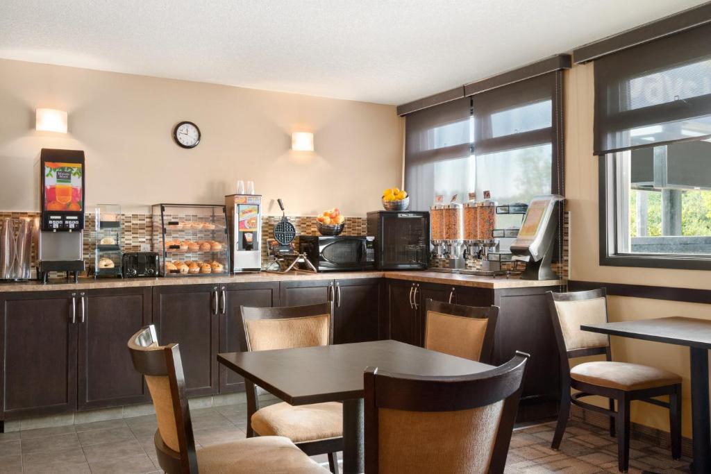 Příslušenství pro přípravu čaje a kávy v ubytování Days Inn by Wyndham Calgary Northwest