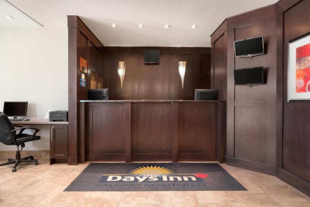 TV a/nebo společenská místnost v ubytování Days Inn by Wyndham Calgary Northwest