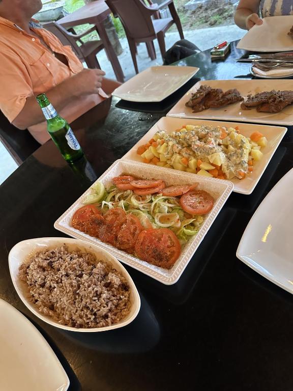 una tavola con piatti di cibo su un tavolo di Villa Las Mellizas a Puerto Armuelles