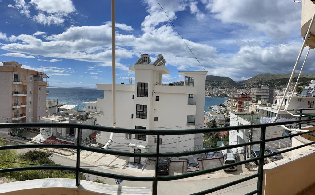 - une vue depuis le balcon d'un bâtiment dans l'établissement Ina's Sea View, à Saranda