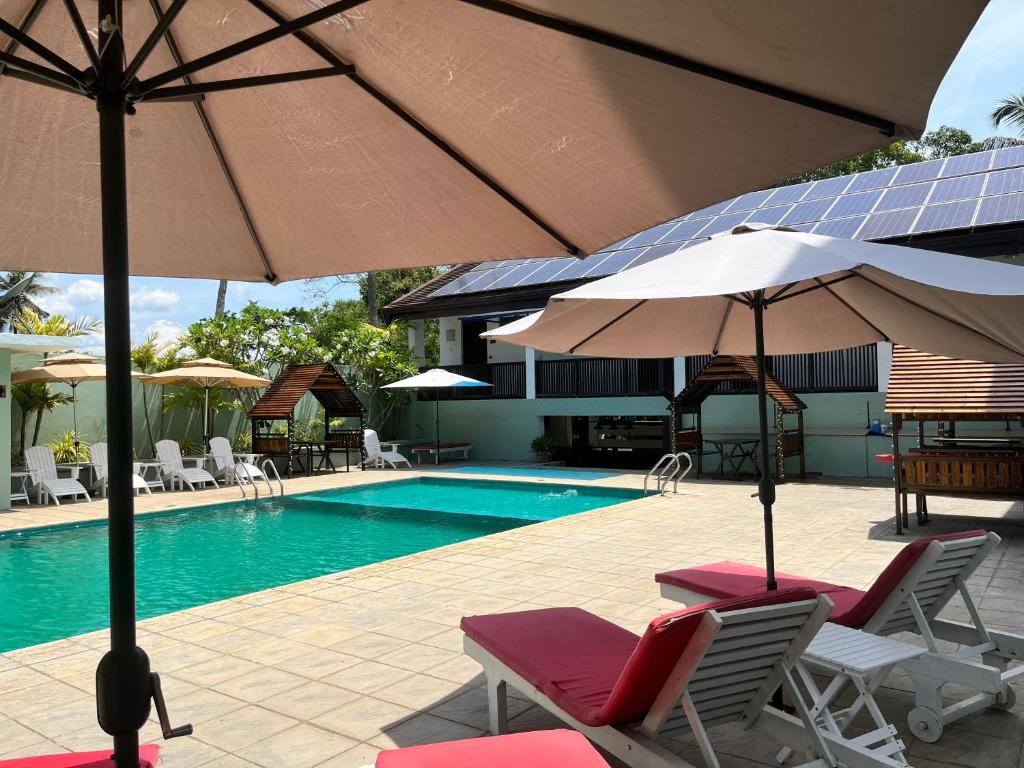 Bazén v ubytování Hotel Randiya Anuradhapura nebo v jeho okolí