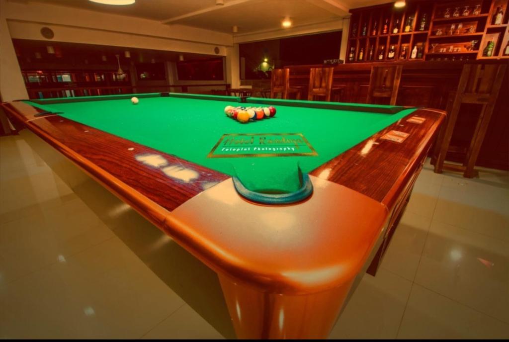 Biliár nebo kulečník v ubytování Hotel Randiya Anuradhapura