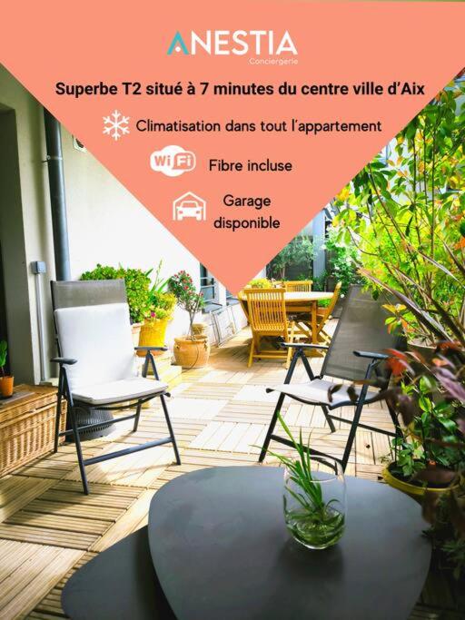 une affiche d'un patio avec des chaises et une table dans l'établissement Le jardin d'Aix-en-Provence, à Aix-en-Provence