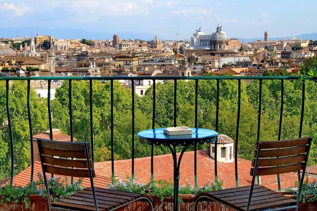 un tavolo e due sedie su un balcone con vista di Sant'Onofrio Terrace Apartment a Roma