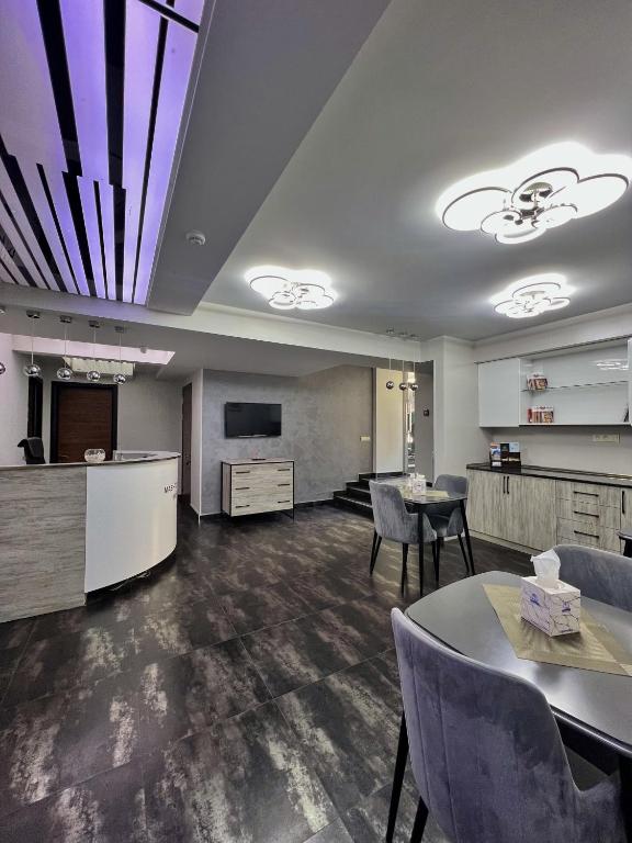 Kuchyň nebo kuchyňský kout v ubytování Mashtots Hotel