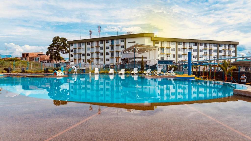 una gran piscina frente a un hotel en APARTAMENTO eje cafetero Parque del CAFE, en Montenegro