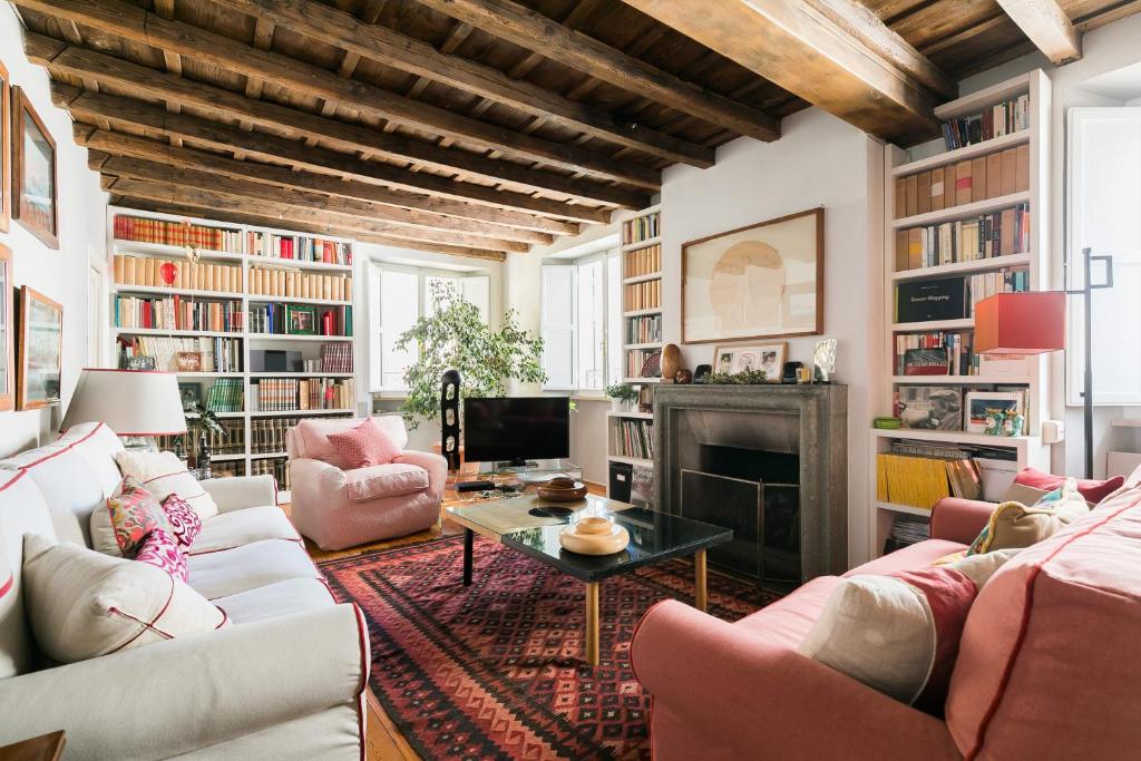 een woonkamer met banken en een open haard bij Farnese Charming Apartment in Rome