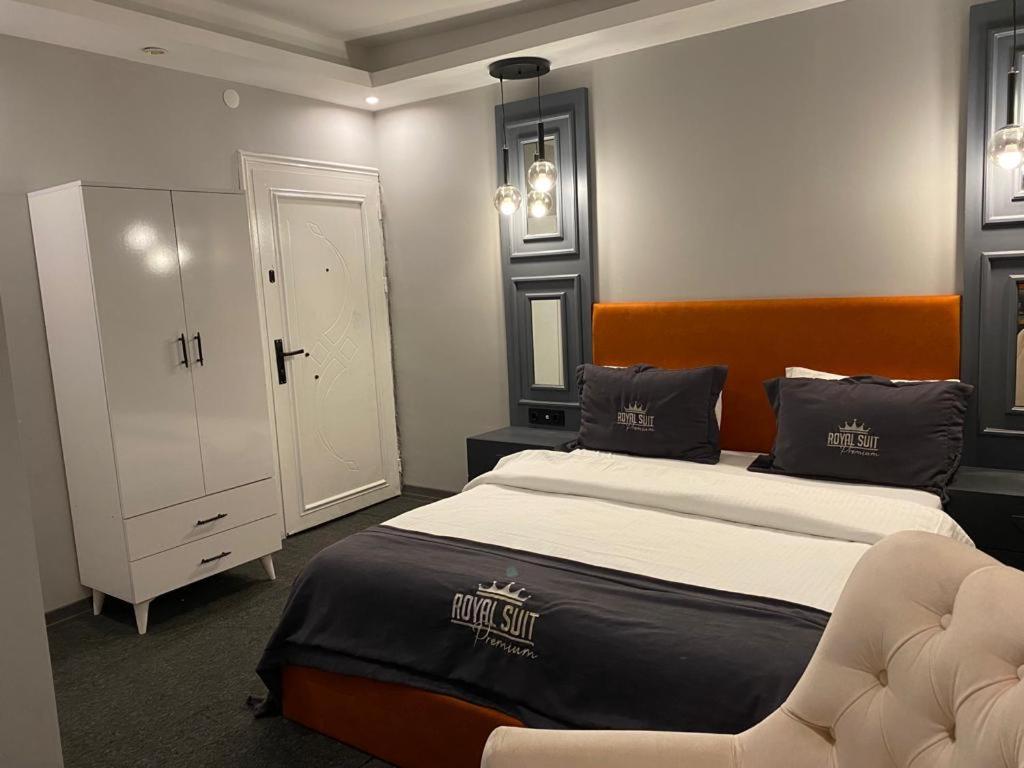 Royal Suit Premium في إسطنبول: غرفة نوم بسرير كبير وكابينة بيضاء