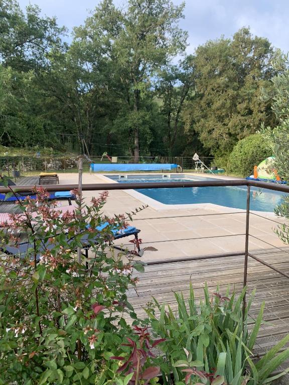 Bazén v ubytování Gite de Charme Gite du Hameau nebo v jeho okolí