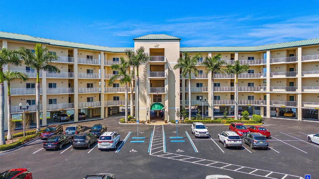 Oceanfront Luxury Condo! Mins to beach! Rum Bar Next Door! - One-Bedroom Apartment