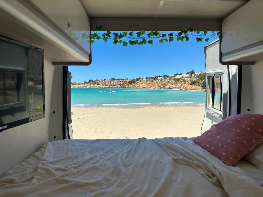 een uitzicht op een strand vanaf de binnenkant van een camper bij Beautiful Campervan (Mallorca) in San Francesch