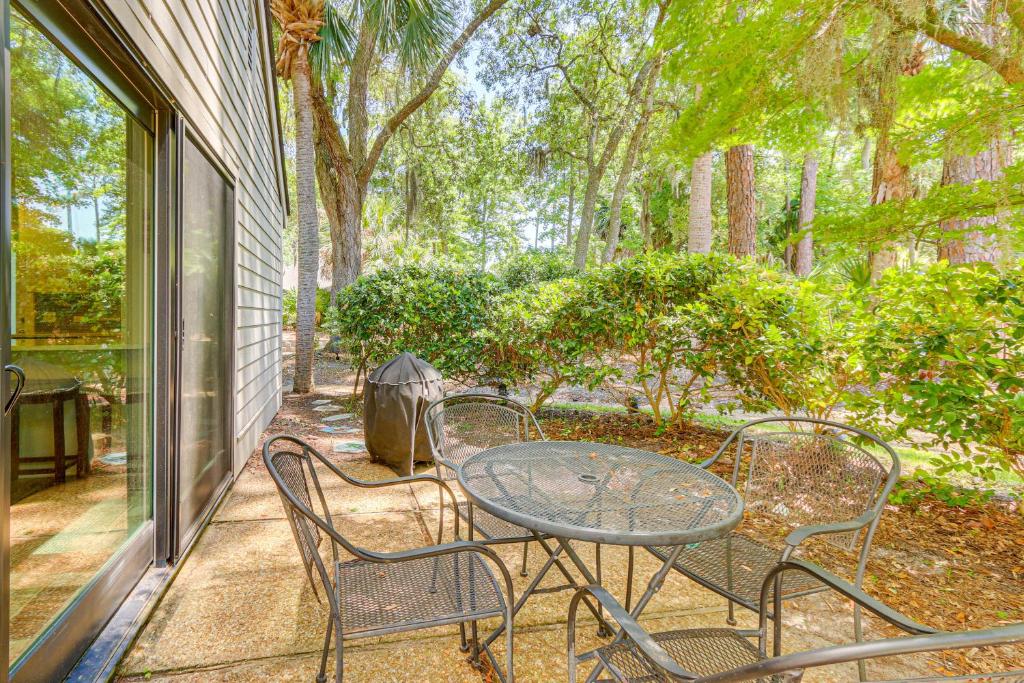 Zahrada ubytování Modern Hilton Head Retreat Walk to Beach and Golf!