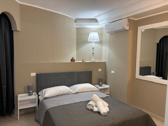 En eller flere senge i et værelse på Sikanart Home