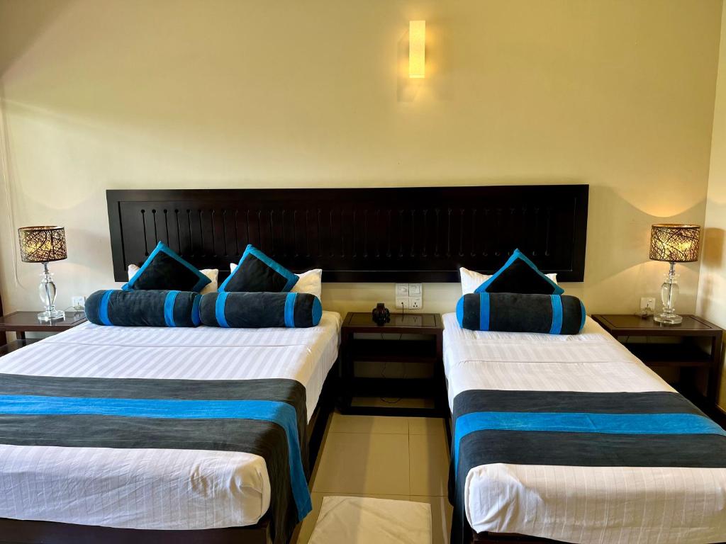 Postel nebo postele na pokoji v ubytování Hotel Randiya Anuradhapura