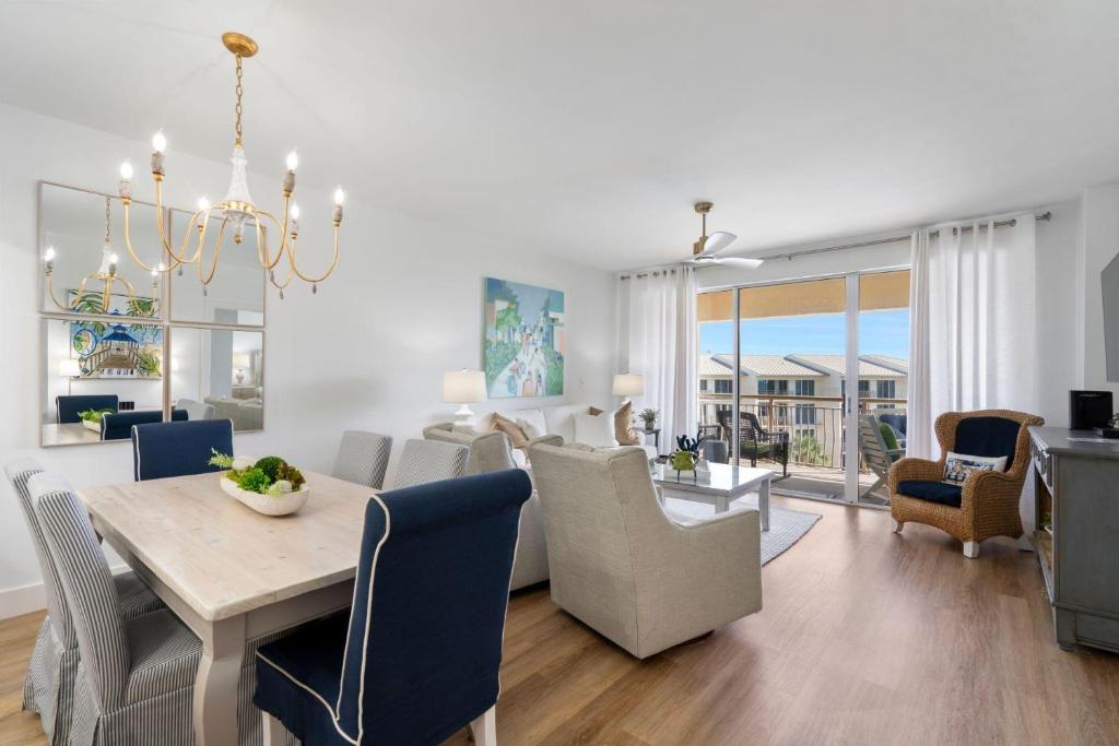 jadalnia i salon ze stołem i krzesłami w obiekcie High Pointe Resort 432 w mieście Inlet Beach