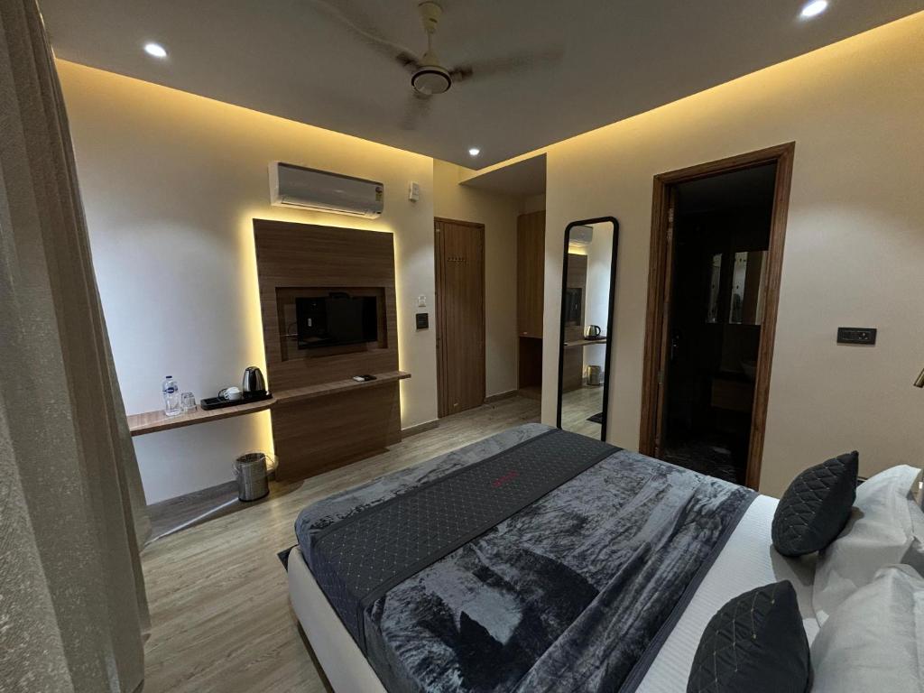 a bedroom with a large bed and a mirror at Hotel imperia in Kharar