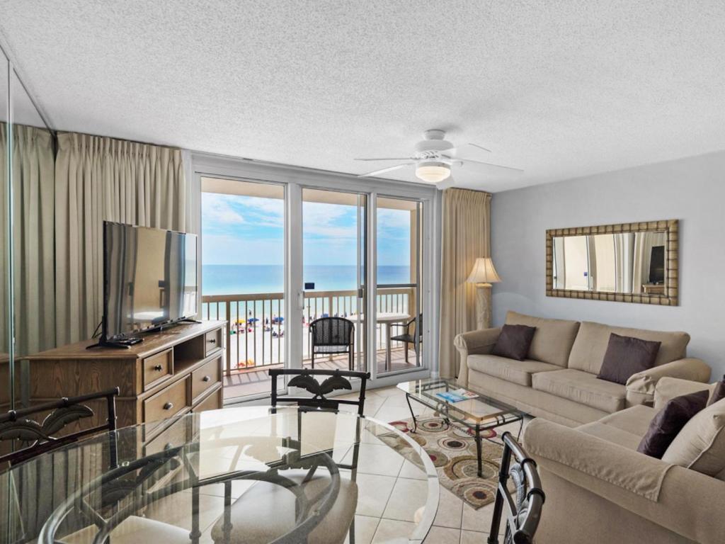 een woonkamer met een bank en een televisie bij Pelican Beach Resort 405 in Destin