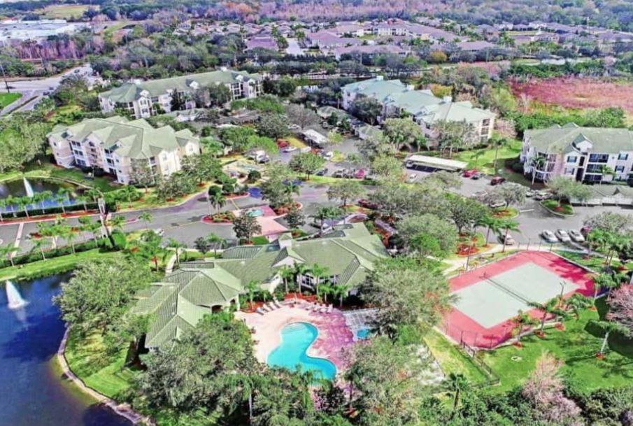 uma vista aérea de um resort com uma piscina e um resort em Serenade Condo On Palmer Ranch em Sarasota