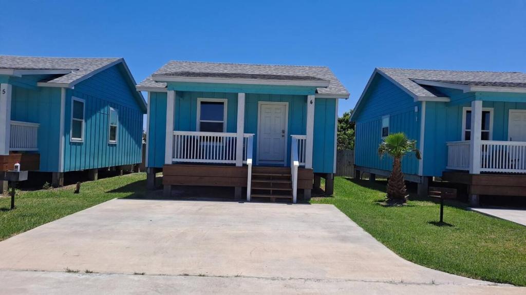une rangée de maisons bleues alignées dans l'établissement Horizon Cottage #4, à Rockport