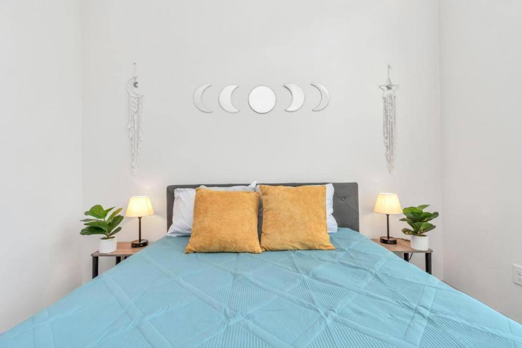 - une chambre avec un lit bleu et deux lampes dans l'établissement U1 Penthouse Downtown Houston 1BR 1BTH/free Gym, à Houston